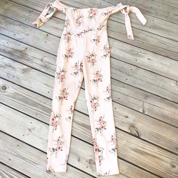 Sold Guess Kissy Off-The-Shoulder floral jumpsuit - Picture 4 of 8